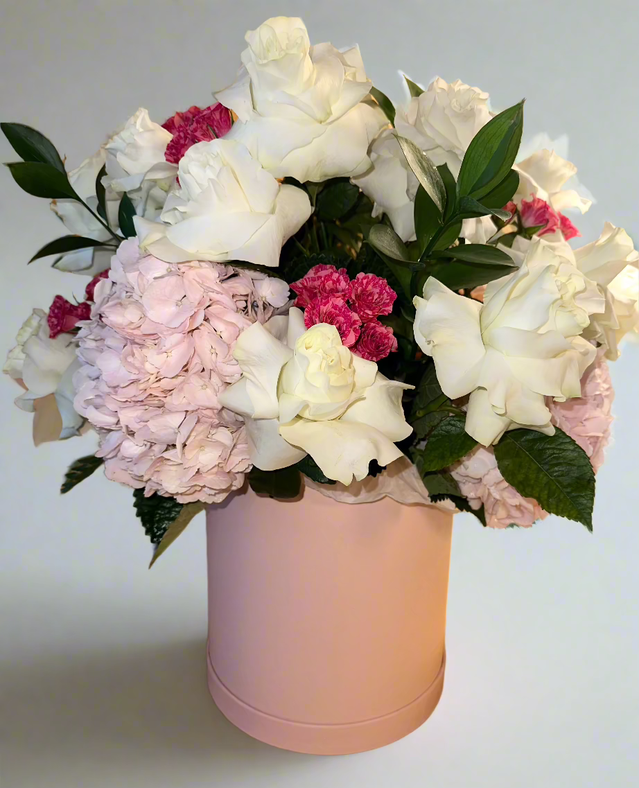 Bella Luxury Flower Box – Roses, Hydrangeas & Spray Roses