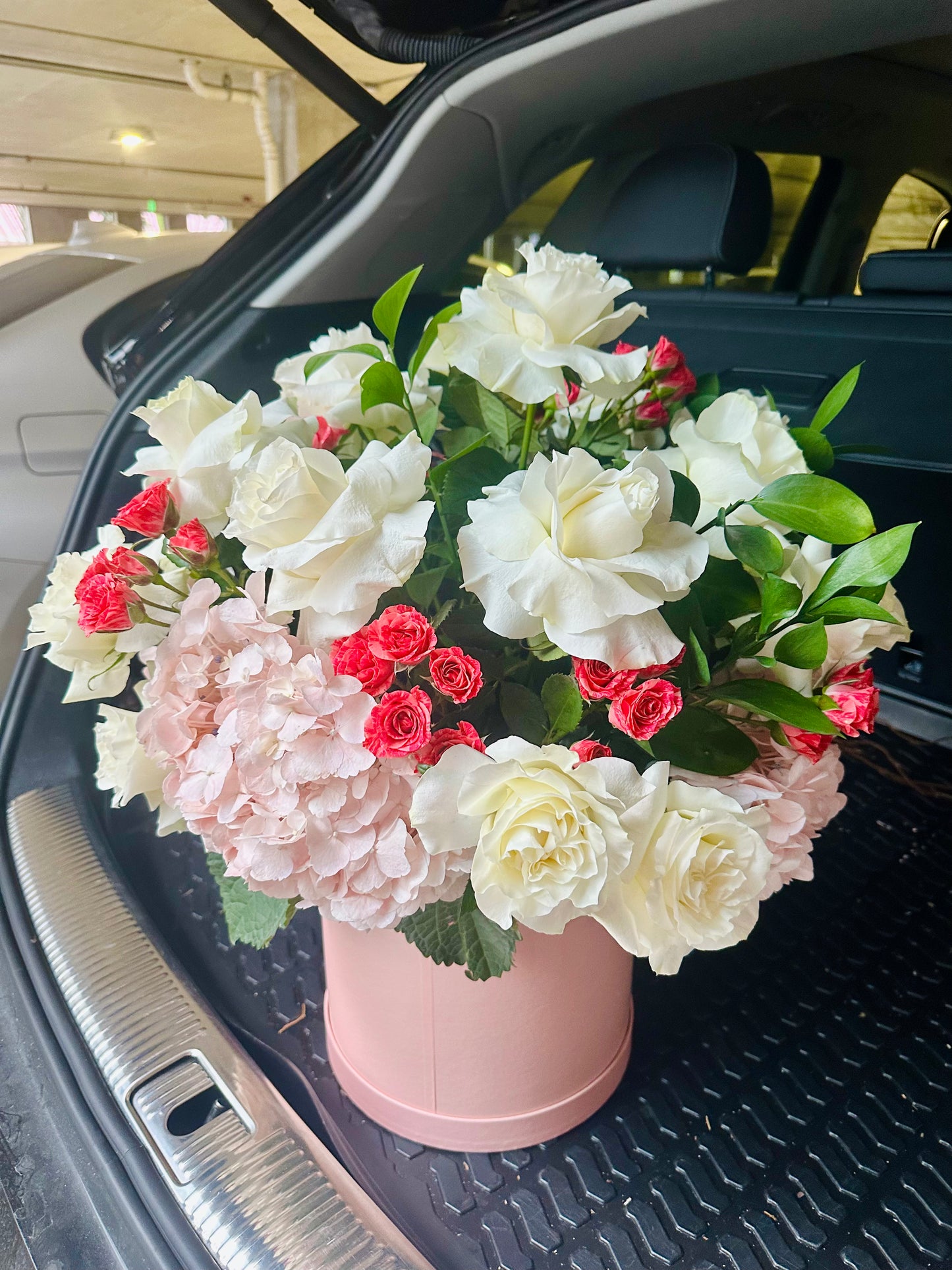 Bella Luxury Flower Box – Roses, Hydrangeas & Spray Roses
