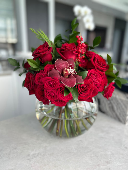 Rosas rojas con orquídeas