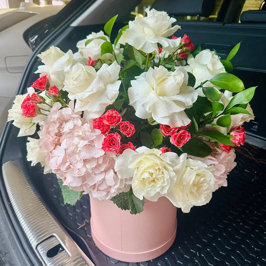 Bella Luxury Flower Box – Roses, Hydrangeas & Spray Roses
